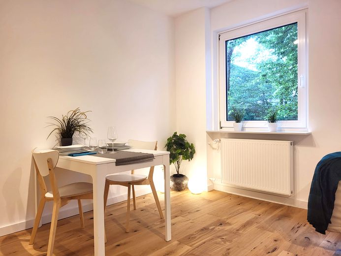 Wohnen auf Zeit: 2-Zimmer-Wohnung in Hamburg-Meiendorf – Wohnzimmer Essecke
