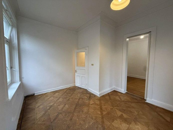 Stilvolle 2 Zimmer Altbauwohnung in der Belleetage in Hamburg-Harvestehude - – Großzügiger Küchenbereich