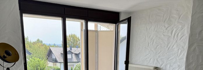Modernisierte 2-Zimmer-Wohnung mit Balkon, Einbauküche und Tiefgaragenstellplatz – Wohnzimmer