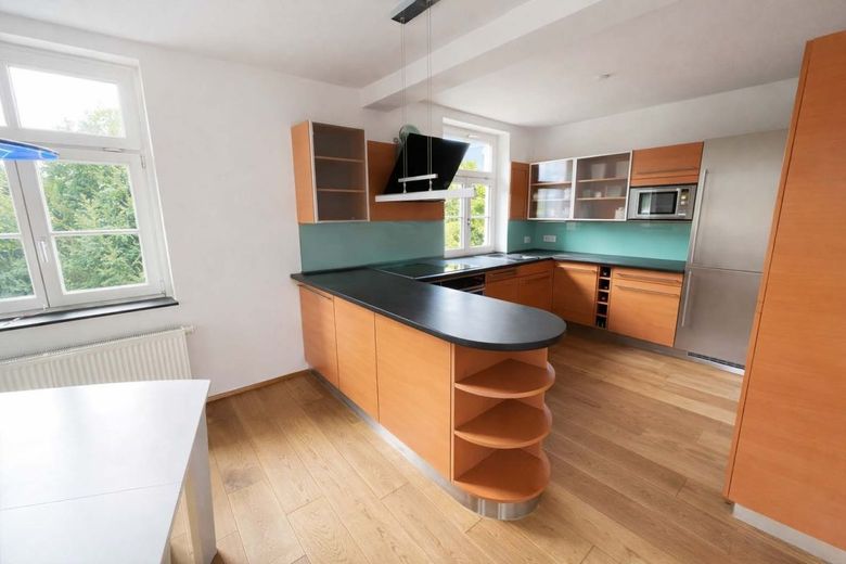 STADTVILLA - TEILBAR ODER ALS EINFAMILIENHAUS NUTZBAR – mit Einbauküche