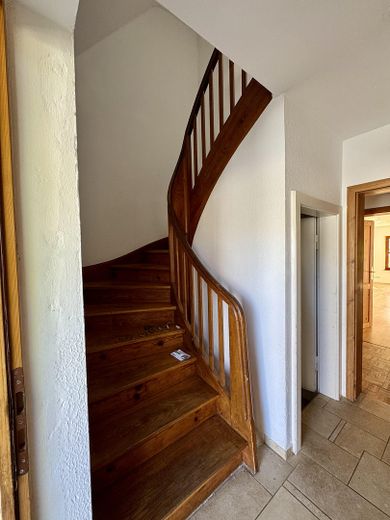 Freistehendes Haus, nutzbar als großzügiges Einfamilienhaus oder Zweigenerationenhaus – Flur ins OG