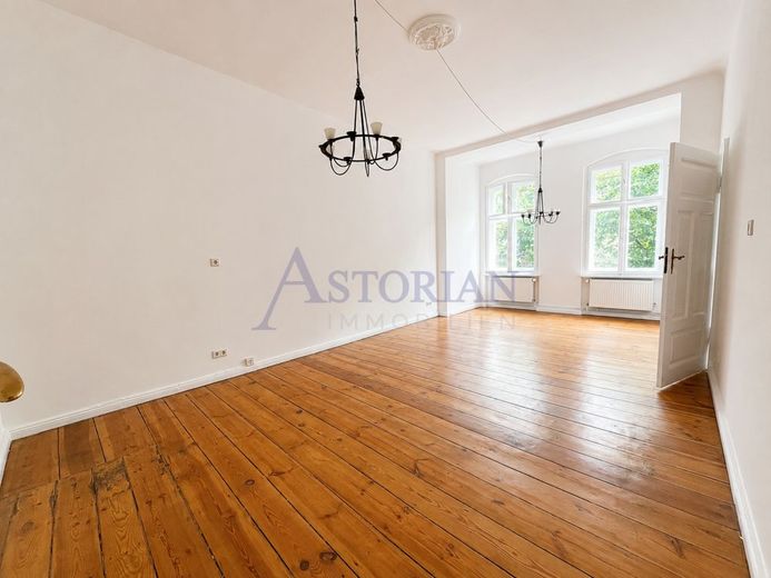 Bezugsfrei! Altbaucharme mit Gestaltungspotenzial - 2,5 Zimmer im Herzen von Friedrichshain – Zimmer 1