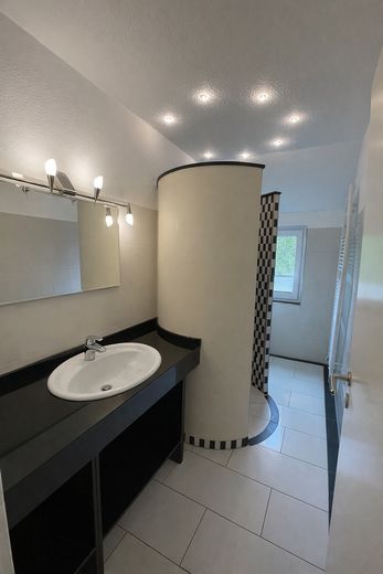Exclusive House with Garage and Three Parking Spaces – OG Bad 2  mit Runddusche