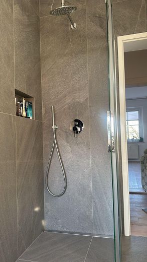 Dusche im Badezimmer