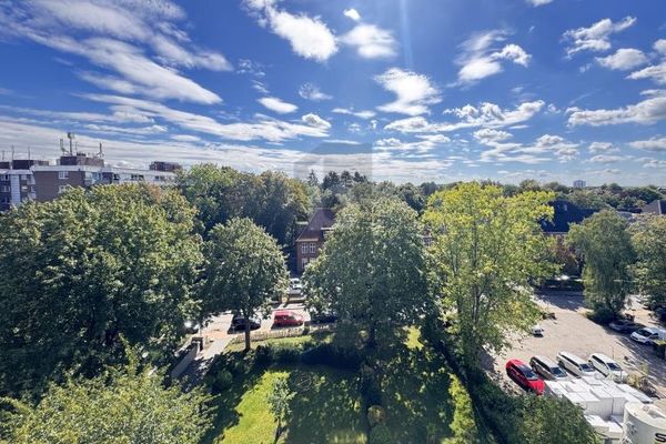 GANZ OBEN MIT HERRLICHEM SONNENBALKON