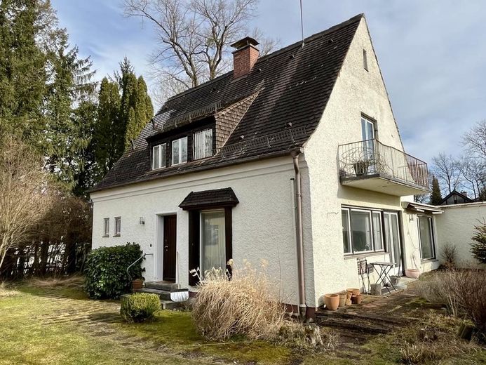 Splendido terreno di rara bellezza nella posizione migliore di Stockdorf – Hausansicht schräg vorne