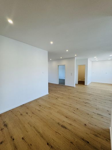 Neuwertige 6-Zimmer-Wohnung mit Einbauküche, Hauswirtschaftsraum und 2 Balkonen – Foto 2