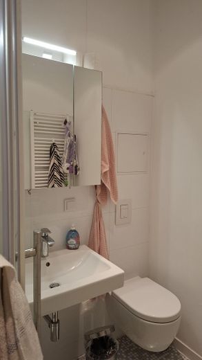Bezugsfreie ETW, 2 Zimmer, 60qm, provisionsfrei, direkt v. Eigentümer – Badezimmer mit ...