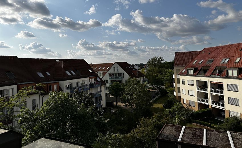 Gemütliche 3-Zimmer-Wohnung mit cleverem Extrazimmer und Garage – Blick aus Bad