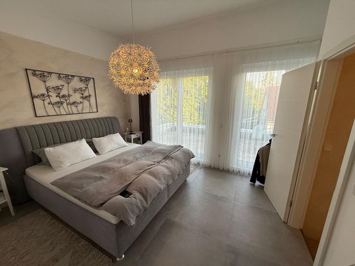 Hochwertige Doppelhaushälfte in Feldrandlage mit Südterrasse und Garten in Nieder-Olm – Schlafzimmer / Studio
