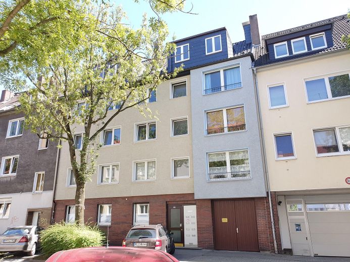 Nicht alltägliche 2,5 Raum Komfortwhg. großer Sonnenbalkon, Bad: Wanne + Dusche, Echtholzparkett – Vorderfront neue Dachgauben