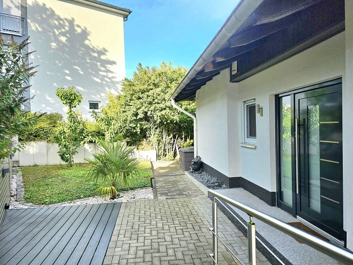 Moderne 3,5 Zimmer EG Wohnung 155 m² Wohnfläche + 190 m² Nutzfläche mit Balkonen & Terrasse & Garten – Eingangsbereich