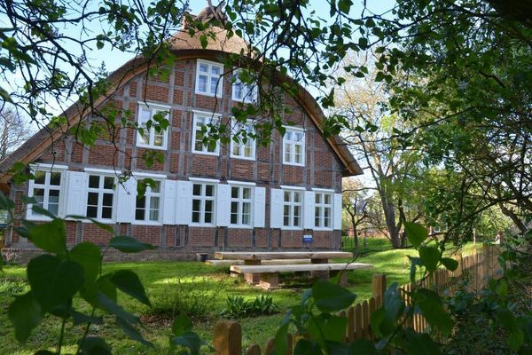PROVISIONSFREI: Historisches Reetdach-Anwesen am Elbdeich – Denkmalgeschützt