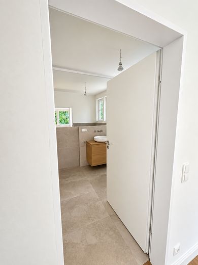 Spacious garden apartment with an exceptional living area, terrace, and direct views of greenery – Masterbadezimmer