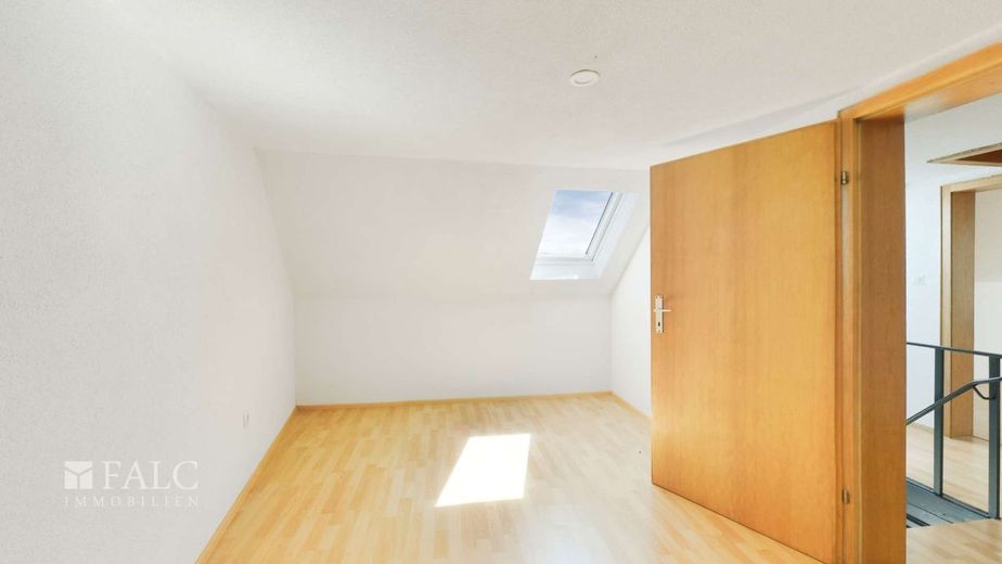 Schönes Einfamilienhaus mit Nebengebäude – Gästezimmer DG