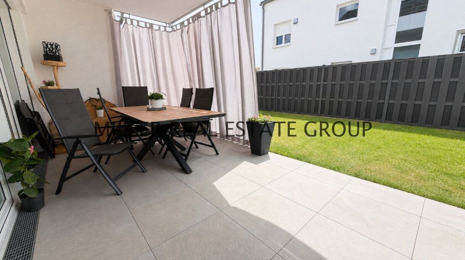 Moderne 4-Zimmer-Erdgeschosswohnung mit Privatgarten, Terrasse &amp; zwei Tiefgaragenstellplätzen! – Terrasse