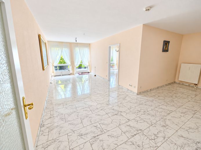 Große Terrasse! Stilvolle 2-Zi.-Garten-Whg m. EBK u. guter Infrastruktur - N/West – Wohn-/Essbereich