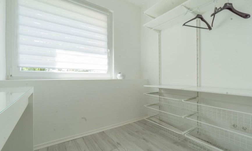 Libero e modernizzato con standard elevato – casa familiare nel popolare quartiere Augustinus di Neuss – Ankleide