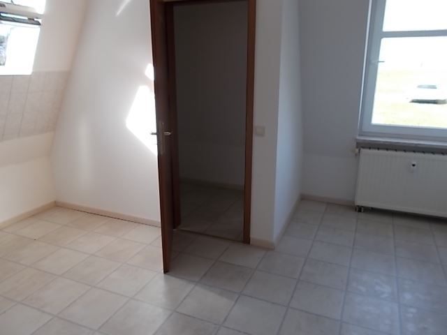 Große DG 2-Zimmer mit Balkon, Laminat, 2x Abstellraum und Wanne in idyllischer Lage! – DSCN2013