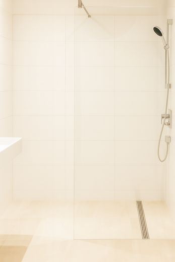 Top renovierte 83 m² Kapitalanlage – über 6 % Mietrendite, Studenten-WG – Das Bad ist modern und neu 