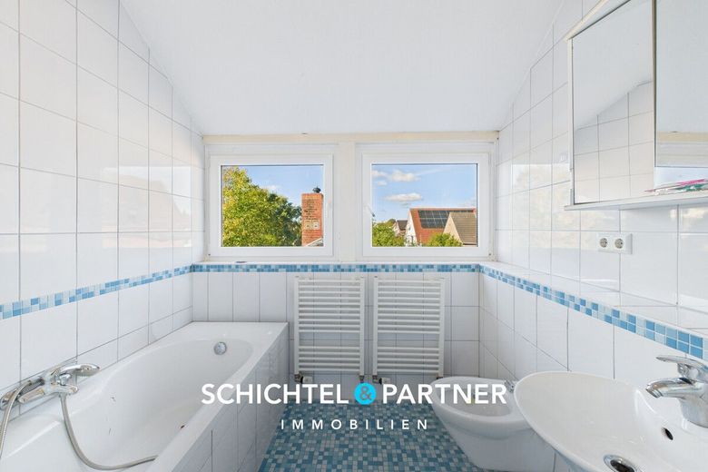 Vegesack | Mehrfamilienhaus mit Gewerbe, Garagen und großem Grundstück – S&amp;P | Badezimmer