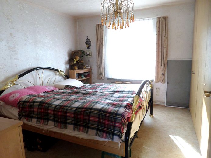 PREISREDUZIERT! Familienanwesen am Ortsrand mit Hof, Werkstatt, 2 Garagen und 1.780 m² Grundstück – OG Schlafzimmer