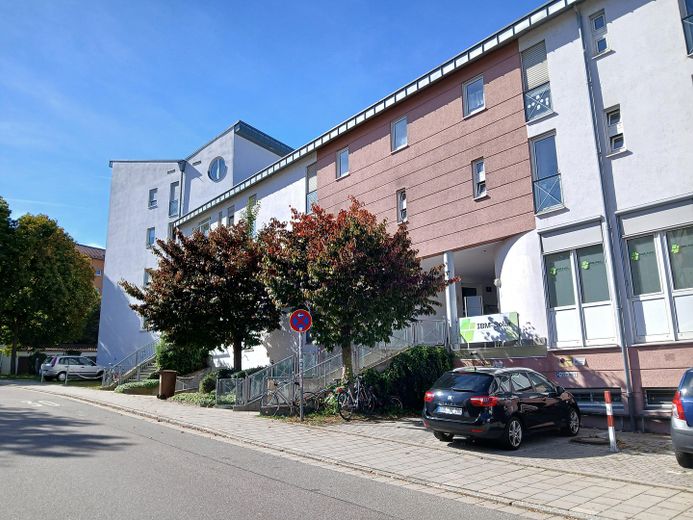 Affascinante bilocale con balcone e posto auto in autorimessa interrata — Regensburg-Galgenberg – Gebäude zur Brahmsstraße