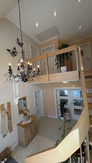 Orman kıyısında sakin bir konumda sıra dışı bir ev. Havuzlu, jakuzili ve uzak manzaralı eşsiz bir mülk. – Mit wunderschönen Kronleuchter