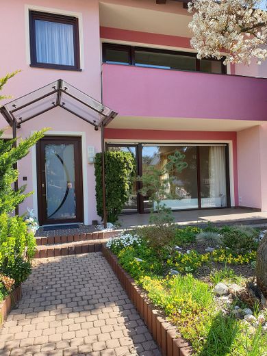 Charmantes Reihenendhaus in Nürnberg-Erlenstegen – Straßenansicht