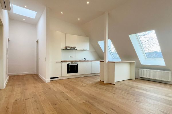 Appartement mansardé avec climatisation | 3 pièces | Colocation possible | Entièrement rénové | Cuisine équipée