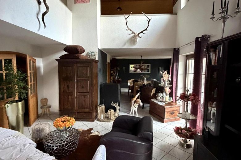 Großzügiges Familienanwesen mit Einliegerwohnung, 225 m² Wohnfläche und besonderem Flair – Wohnzimmer mit Galerie