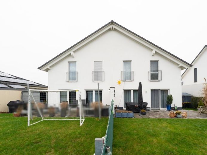 Moderne vermietete Doppelhaushälfte mit Garten und effizienter Haustechnik in Grolsheim – Foto 1