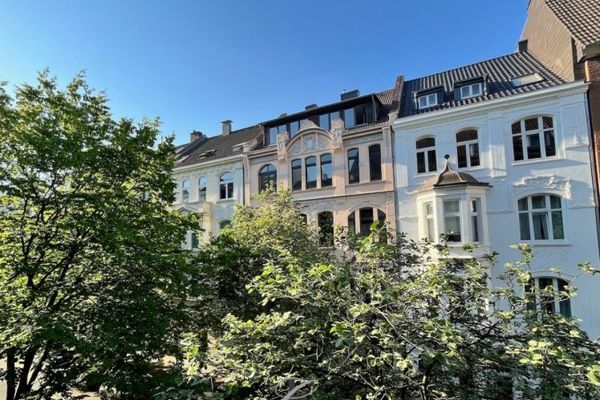 Toplage in Düsseldorf: Eine Einheit, 2 Zwei-Zi-Wohnungen, 1x frei, 1x vermietet, Südbalkon + Garten!