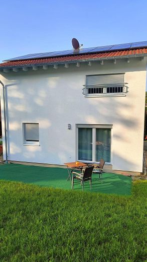 Provisionsfreies Einfamilienhaus (Baujahr 2024) mit PV-Anlage – Option auf 1,87% Kreditübernahme – Terrasse