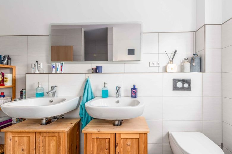Stadtvilla in Berlin-Rudow - Zeitlos, durchdacht und sofort bezugsfertig – Badezimmer mit zwei Waschbecken