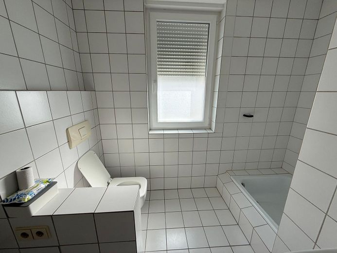 Apartamento de 2 habitaciones recién renovado con balcón y cocina equipada en Koblenz-Horchheim – Bad