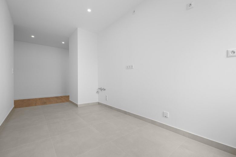 Balkon ve garajlı, yeni yenilenmiş 3 odalı daire – Fotoğraf 9