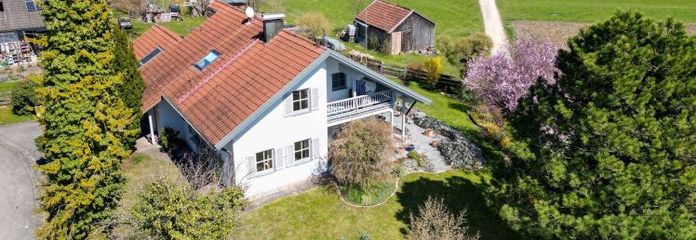 Exklusive Landhaus-Idylle mit unverbaubarem Blick ins Ampermoos