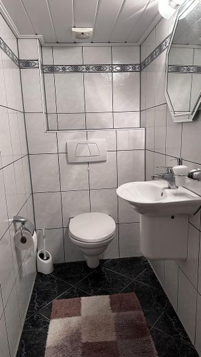 Недоторкана природа в усамітненому місці — односімейний будинок із лісом, широким краєвидом і приватністю – Gäste-WC Anbau EG