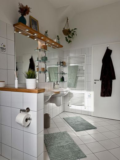 Maisonette de estilo antiguo inundada de luz, con chimenea, aire acondicionado y un ambiente residencial tranquilo – Badezimmer unten