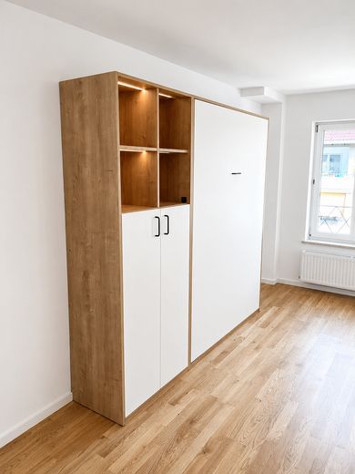 First occupancy after modernization: Partially furnished 1-room apartment in Munich-Sendling – Einbauschrank mit Bett