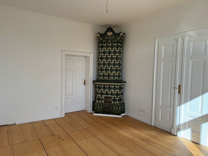 Küche mit Flügeltür zu WZ