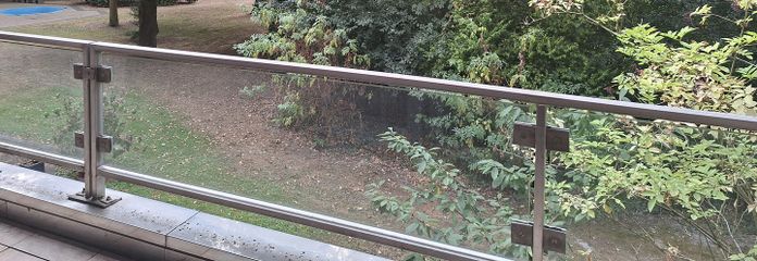 Benessere a Haarzopf: appartamento ristrutturato di 2,5 locali con parquet, balcone e vista sul parco – Balkonausblick