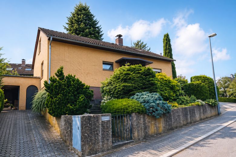 Mehrgenerationenhaus mit Wohlfühlcharakter: Platz für Eltern, Kinder &amp; Großeltern – Front