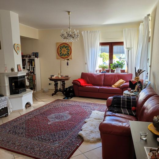 Wohnzimmer mit Kamin