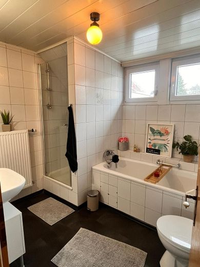 spaziosa casa plurifamiliare con garage a Maxhütte-Haidhof – OG-Bad