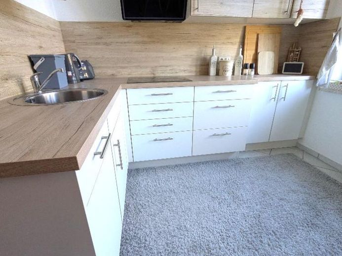 Tolle 2-Raum Whg. mit gr. Wohnzimmer, Einbauküche sowie modernen Duschbad – Foto 1