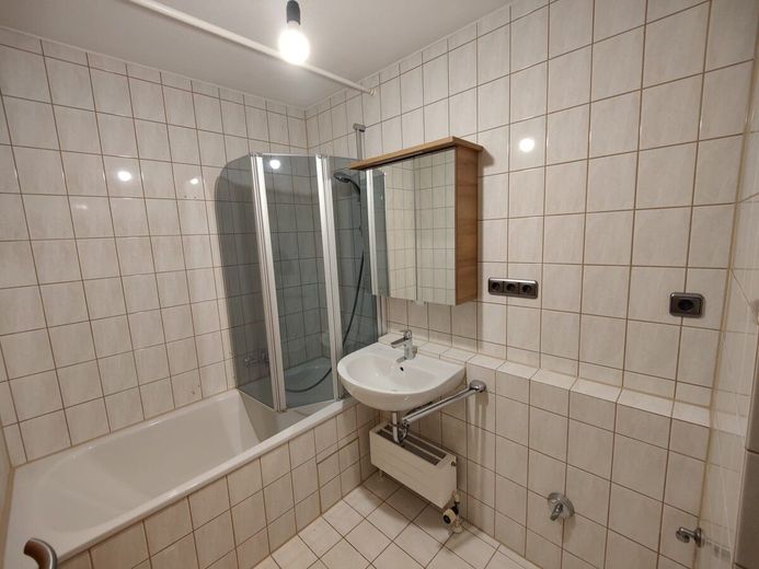 Wunderschöne 2-Zimmer-Wohnung in nördlicher Burgau – Bad