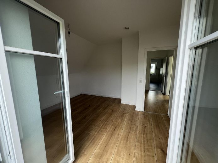 Kind 4 mit Balkon