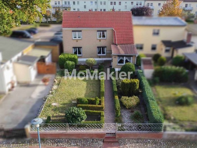 Casa adosada en esquina de 4 habitaciones con jardín y garaje: mucho espacio para hacer realidad sus ideas en Friedland – Foto 1